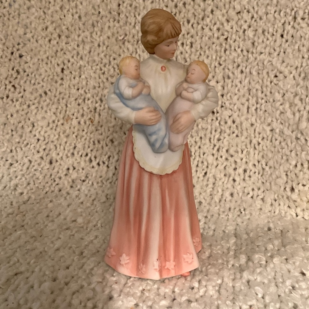 Treasured Memories 1987 figurine Two to Treasure.